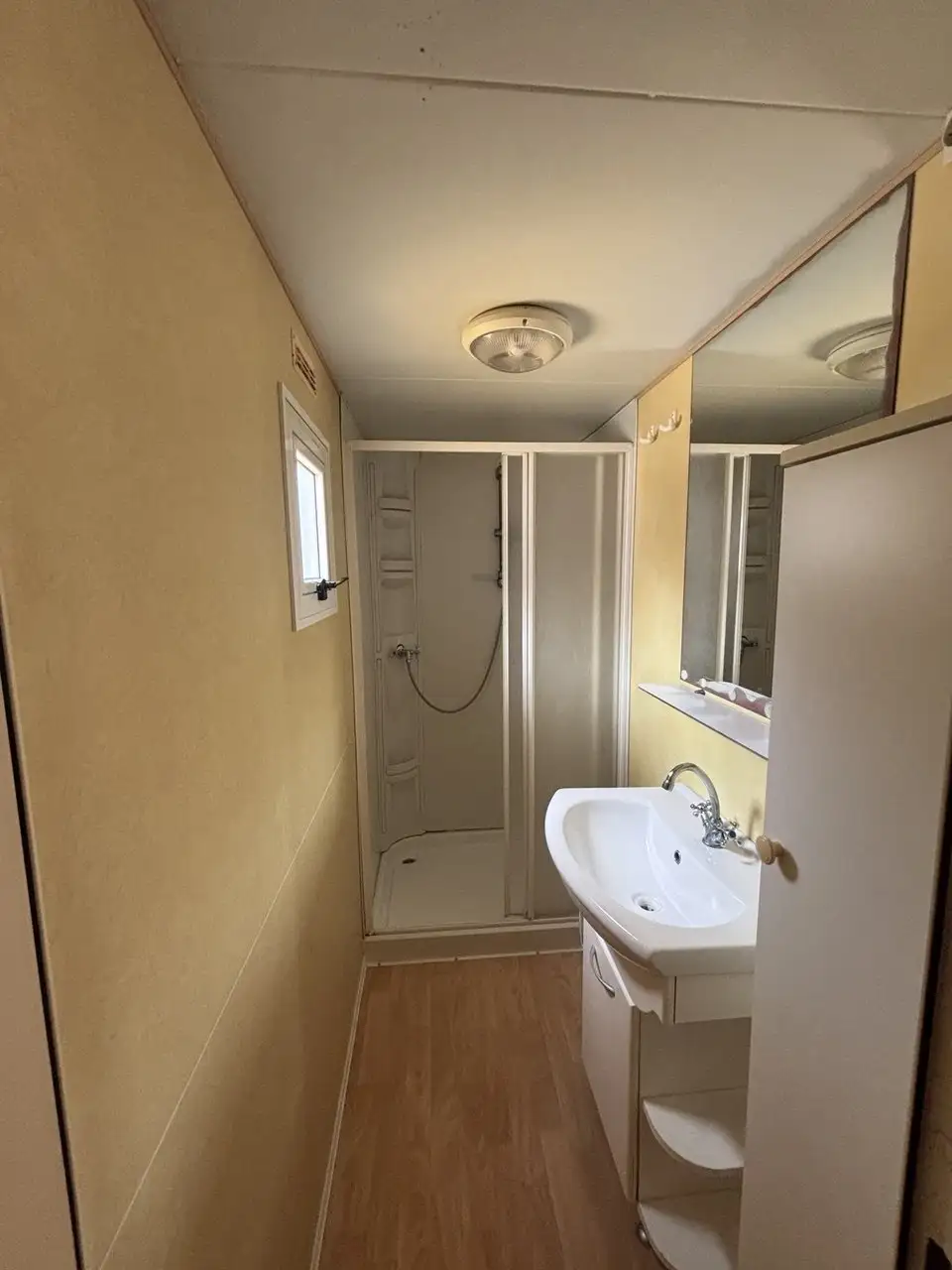 Bagno con doccia della casetta