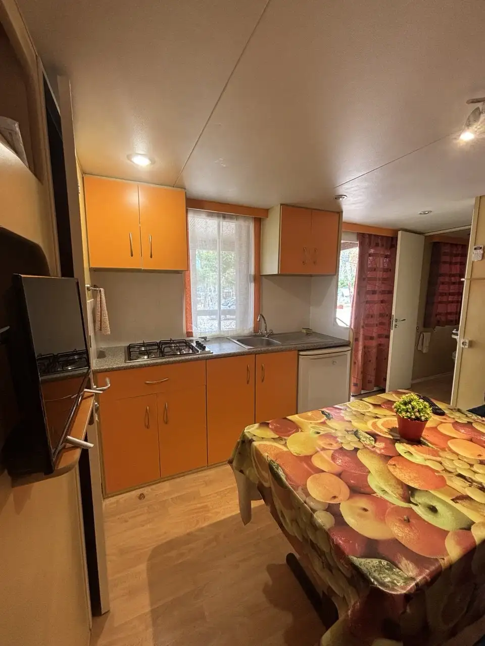 Cucina e zona pranzo della casetta