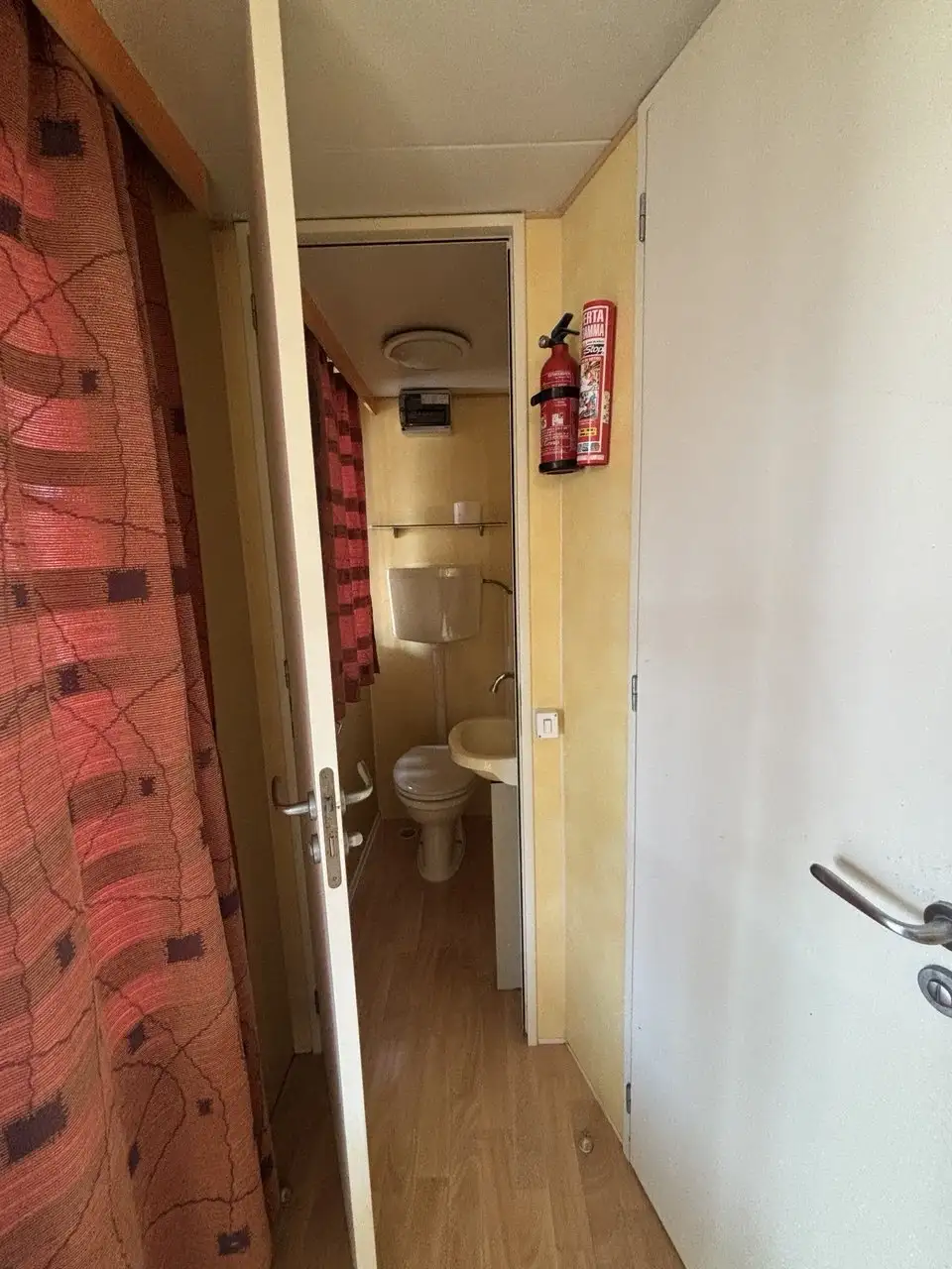 Corridoio e bagno con solo WC