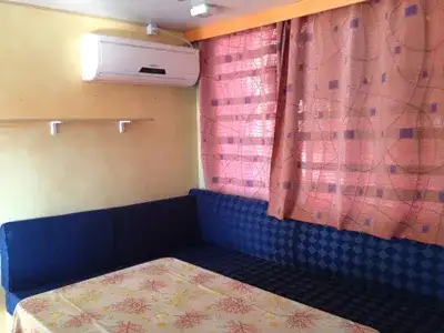 Interno arredato della casetta