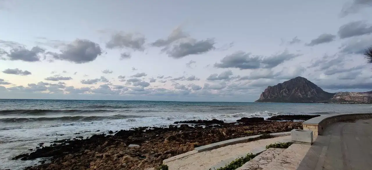 Il lungomare davanti al campeggio
