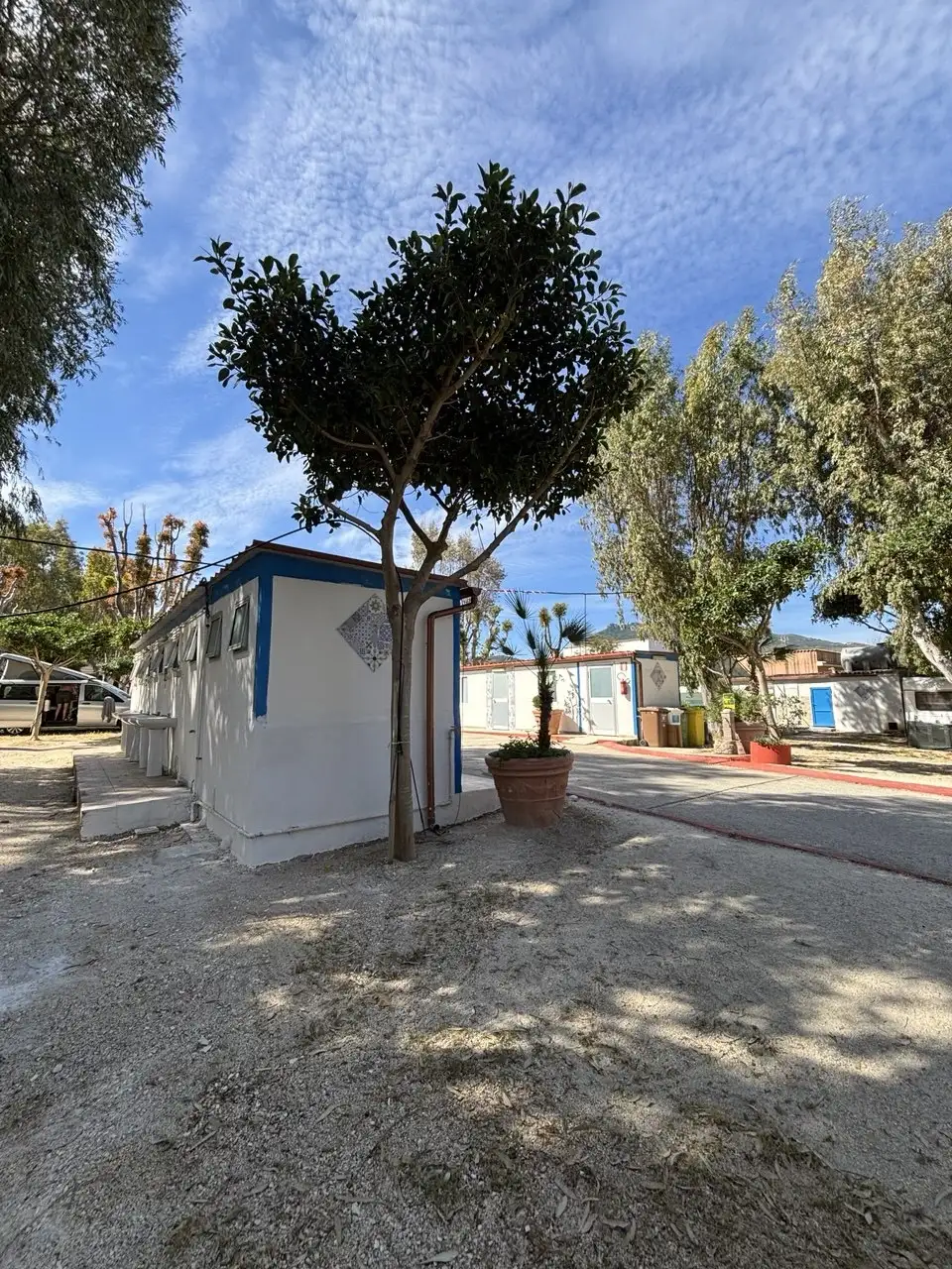 Camper in piazzola tra il verde